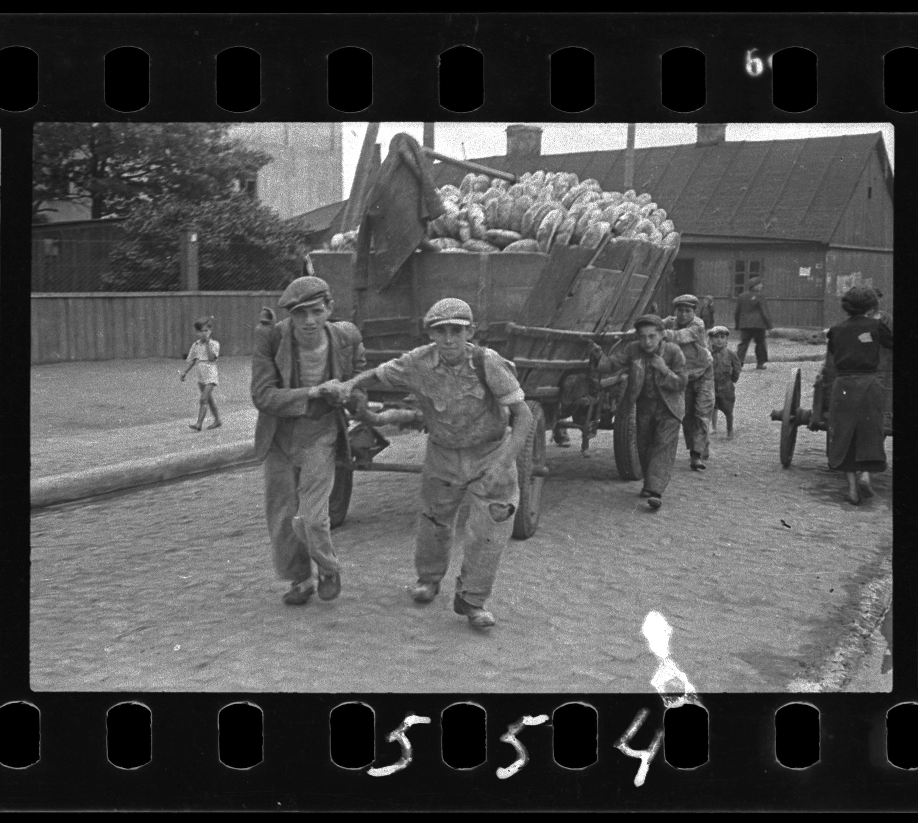Men hauling a cart for bread distribution. Henryk Ross (Polish, born in 1910-1991). Men hauling a cart for bread distribution. Henryk Ross (Polish, born in 1910-1991).